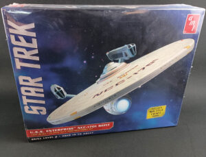 Star Trek: U.S.S. Enterprise NCC-1701 Refit Model Kit (AMT, 2018)
